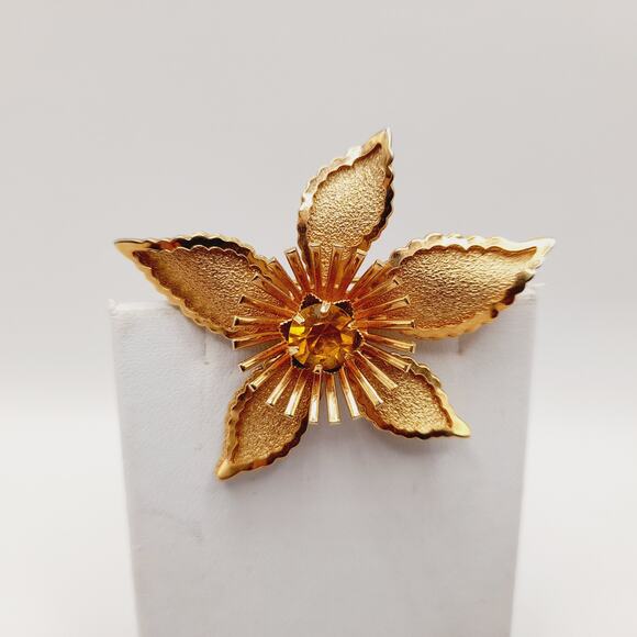 Vintage 1950s Gold Tone Rhinestone Metal Flower Brooch - 2 1/4 Inches - Picture 5 of 6